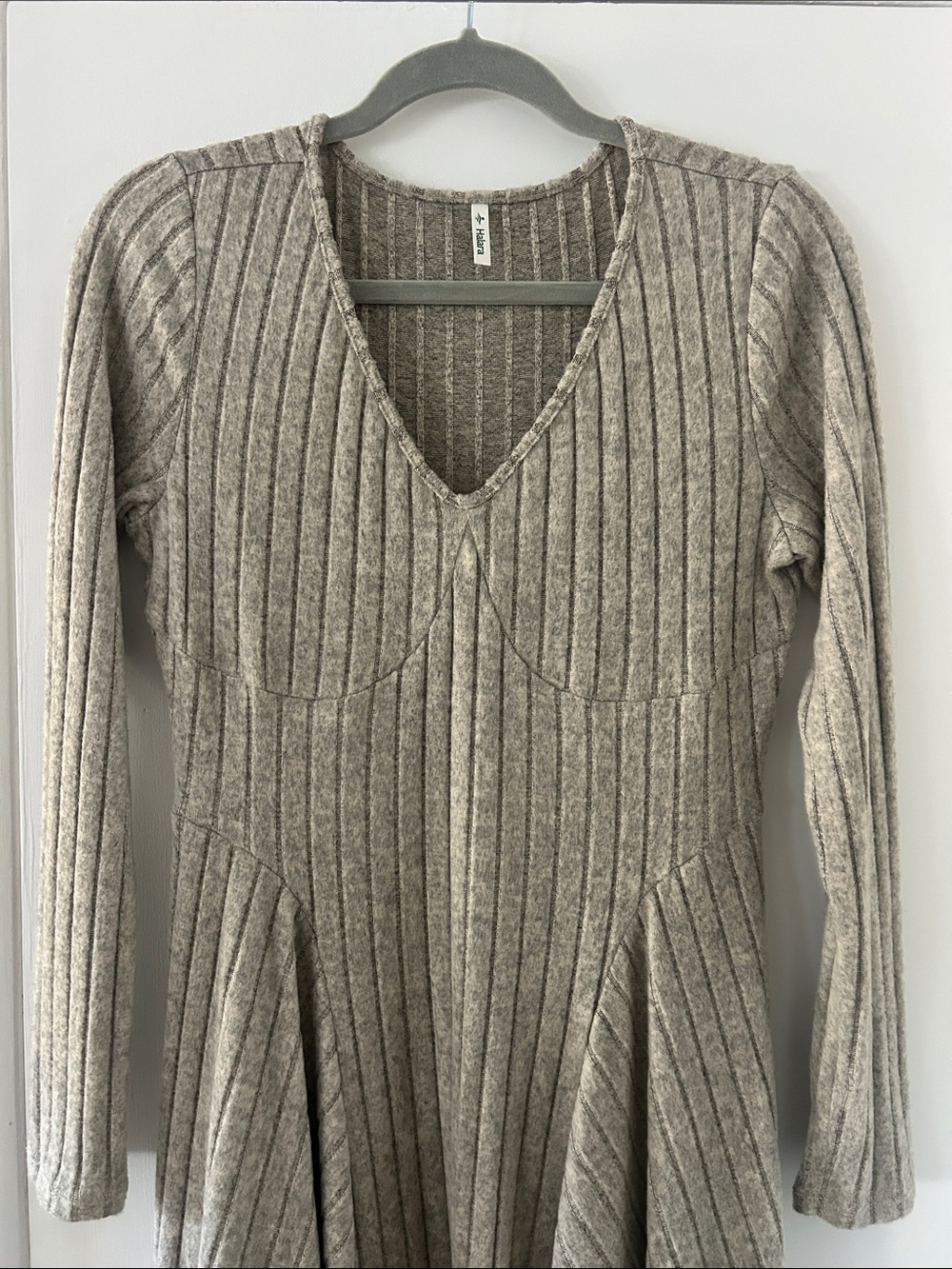 NWT HALARA Ribbed V‑Neck Long Sleeve Flared Knit Dress in Taupe Size M - Picture 3 of 8